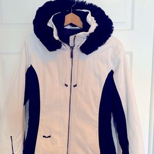 Gorgeous Spyder ski coat. EUC. great quality. Heavily lined. Size 8